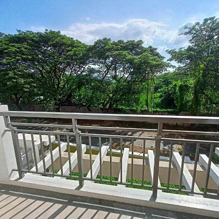 Acacia Estates Taguig Aparthotel Manila Exterior photo
