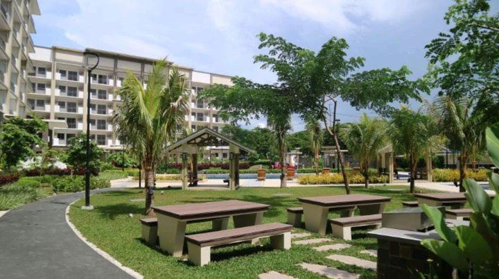 Acacia Estates Taguig Aparthotel Manila Exterior photo